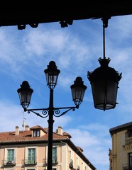Farolas de la plaza mayor de la ciudad medieval de Segovia