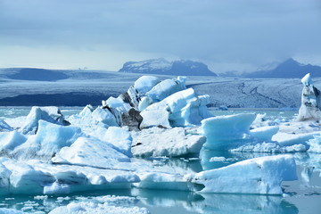 Fototapeta na wymiar ヨークルスアゥルロゥン氷河湖