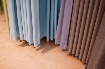 Obraz premium Choosing a curtain at a furniture store