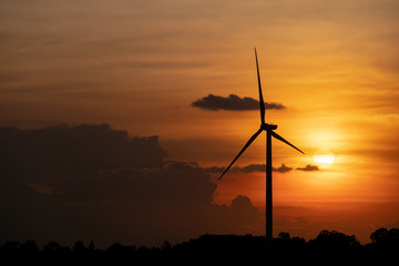 Obraz premium sylwetka turbiny wiatrowej umieszczonej na grani, z wiatrem cały czas wiejącym. Umożliwienie mu efektywnego wytwarzania odnawialnej energii elektrycznej, czyli kolejnej czystej energii.