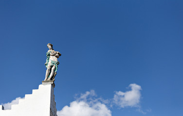 statue in minimalist perspective