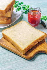 食パンと苺ジャム