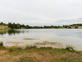 Calme et tranquillité au bord du magnifique plan d'eau de Servant du pays de Combrailles dans le Puy-de-Dôme