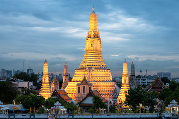Fototapeta premium Wat Arun Temple at beautiful sunset, Landmark of Bangkok, Thailand (Wat Arun Ratchawararam Ratchawaramahawihan, Temple of Dawn)