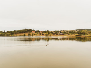 Vue sur le plan d'eau de Servant et du village