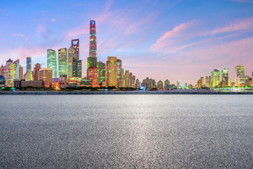 Obraz premium Panoramę Szanghaju i nowoczesne budynki z pustym torem wyścigowym o wschodzie słońca, Chiny.