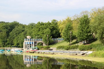 Fototapeta na wymiar The boathouse at the lake in the park.