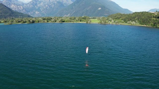 Aerial 4K - Lago di Como (IT) - kitesurfer in azione