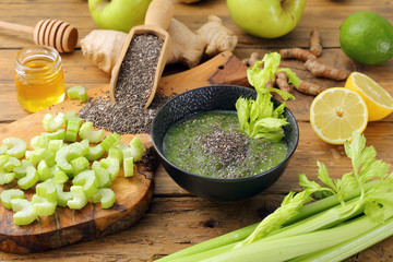 frullato con frutta e verdura di colore verde con semi di chia