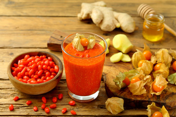 frullato di frutta con bacche di goji e phsalys 