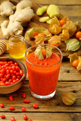 frullato di frutta con bacche di goji e phsalys 
