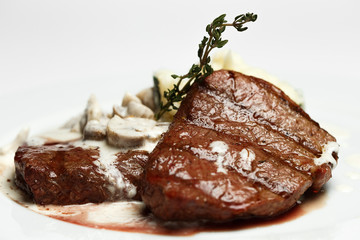 beef medallion in a creamy-rib sauce