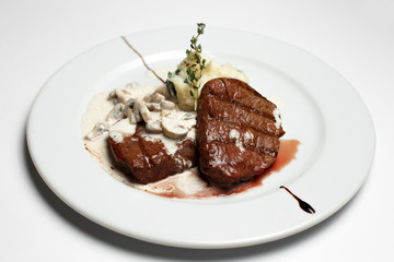 beef medallion in a creamy-rib sauce