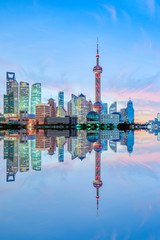 Skyline de Shanghai et bâtiments urbains modernes au lever du soleil, Chine.