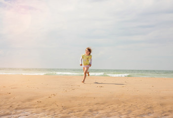 Fototapeta na wymiar Magnifique jeune fille jouant dans le sable