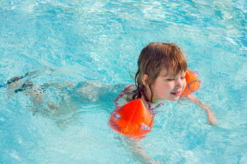 Fototapeta na wymiar Vacances au soleil avec piscine