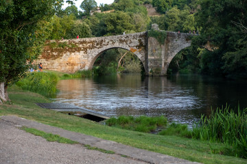 Fototapeta na wymiar Puente medieval sobre el rio Arnoia en Allariz