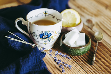 Obraz na płótnie Canvas Thé au citron et badiane dans une tasse en céramique vintage posé sur une table en bois