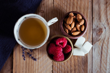 Gouter avec thé framboises fraiches et amandes