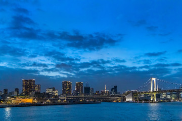 Fototapeta na wymiar 船上から見る夕暮れの東京の街並み
