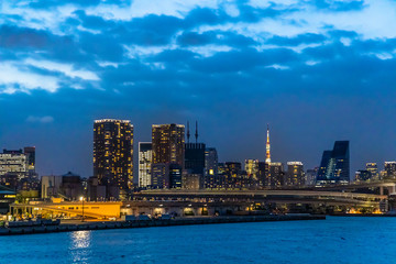 Obraz premium 船上から見る夕暮れの東京の街並み