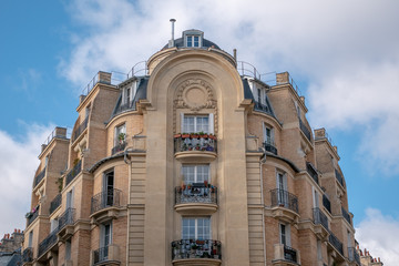 Fototapeta premium A Typical parisian building facade with its windows and balcony