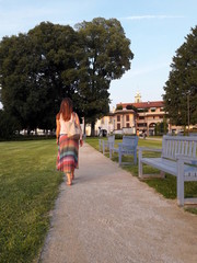 Giovane donna che passeggia in Estate