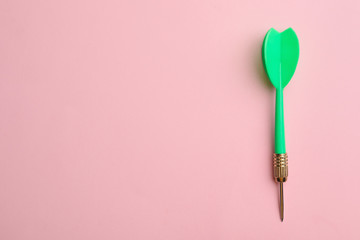 Green dart arrow on pink background, top view with space for text