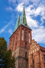 Obraz premium A view of the exterior of Nikolai Kirche, also known as St. Nicholas Church in the city of Berlin, Germany.