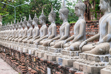 Obraz premium Row of Buddha Statues at Wat Yai Chai Mongkhon in Ayutthaya