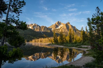 Foto op Plexiglas Sunrise at Stanley Lake in Idaho. Calm water with mountain reflection © MelissaMN