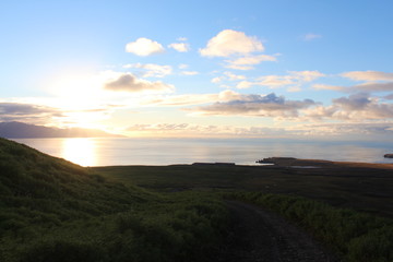Traumhafter Sonnenuntergang an der Küste Islands