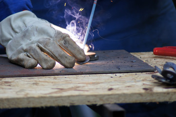 Metallbauer Schweißer bei der Arbeit
