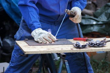 Metallbauer Schweißer bei der Arbeit