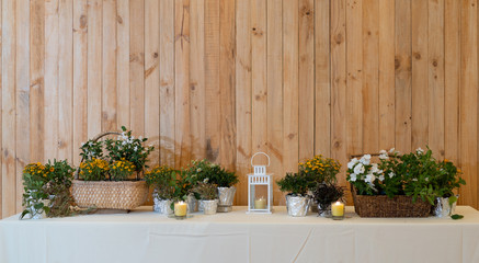 flowers decorate on the dinning long table in the luxury relax event with the wood plate background.