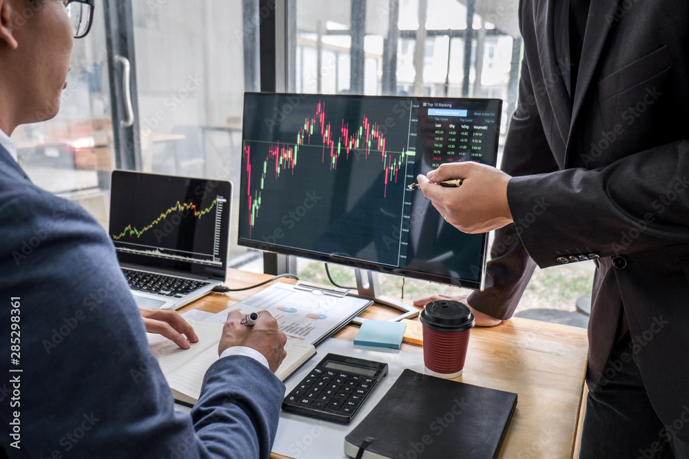 Aufkleber business team partner working with computer, laptop, discussion and analyzing graph stock market tra