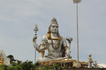 Obraz premium Murdeshwar is a town in Bhatkal Taluk of Uttara Kannada district in the state of Karnataka, India. The town is located 13 kms from the taluk headquarters of Bhatkal. Murdeshwar is famous for the world