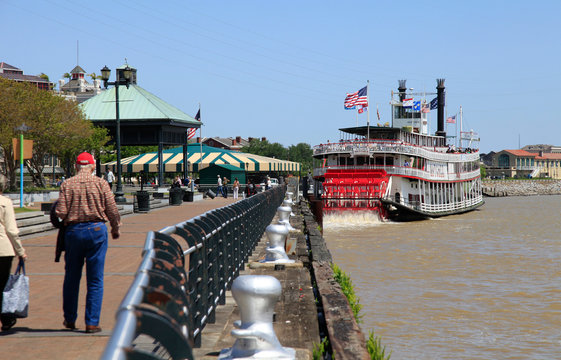 Steamboat NATCHEZ leaves the French Quarter Dock at New Orleans