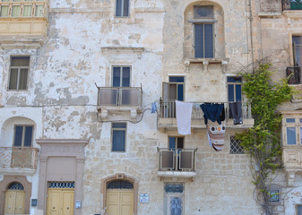 Fototapeta na wymiar façade d'immeuble de La Valette , capitale de Malte