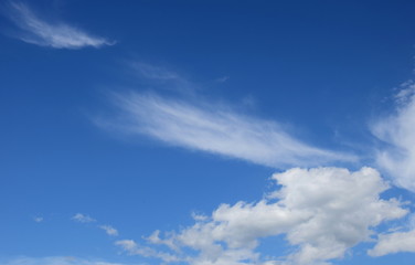 Weiße Wolken vor blauen Himmel - Hintergrund 
