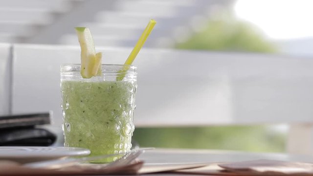 fruchtige smoothies auf tisch und frauenhand greift danach um zu trinken