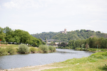 Fototapeta premium blick auf die biegung des rheins in koblenz am rhein fotografiert während einer schiffstour auf dem rhein an einem sonnigen tag