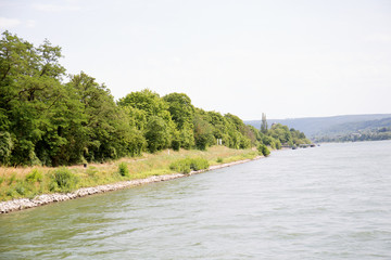 blick entlang des rhein in koblenz am rhein fotografiert während einer schiffstour auf dem rhein an einem sonnigen tag