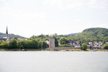 Fototapeta premium nahansicht auf ein wohngebiet am rhein in koblenz am rhein fotografiert während einer schiffstour auf dem rhein an einem sonnigen tag