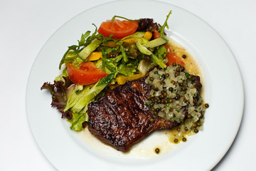 beef medallion with vegetables and onions