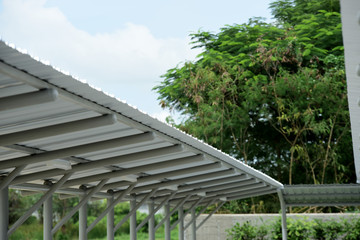 The structure of the sun protection roof of the parking lot