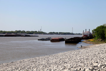 Ship-traffic on the Mississippi in Baton Rouge