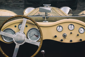 RETRO CAR - Chic and elegance in the good old colonial style