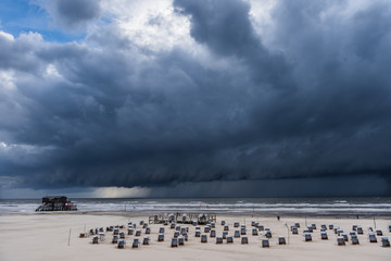 Gewitterwolken über dem Strand von St. Peter-Ording; Nordfriesland; Deutschland