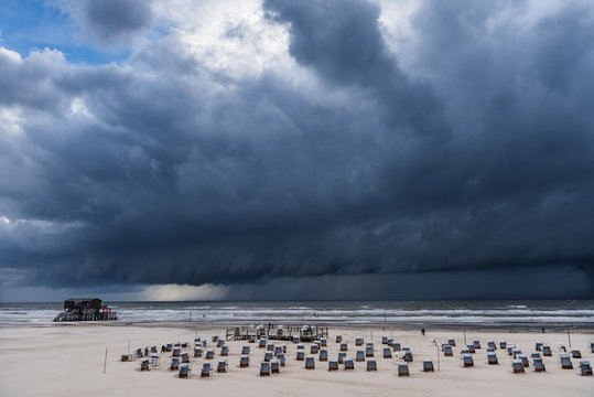 Gewitterwolken &uuml;ber dem Strand von St. Peter-Ording; Nordfriesland; Deutschland